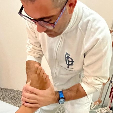 trattamento del piede da parte del fisioterapista osteopata Francesco De Fusto a Vanzago, tra Rho e Milano.